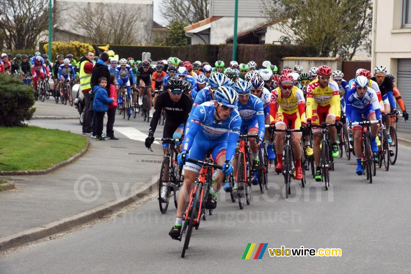 The peloton starts the descent towards the foot of the Côte du Cimétière