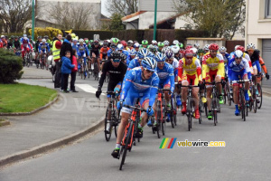 The peloton starts the descent towards the foot of the Côte du Cimétière (451x)