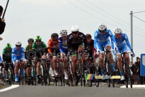 Le groupe de tête s'est agrandi à 40 coureurs (601x)