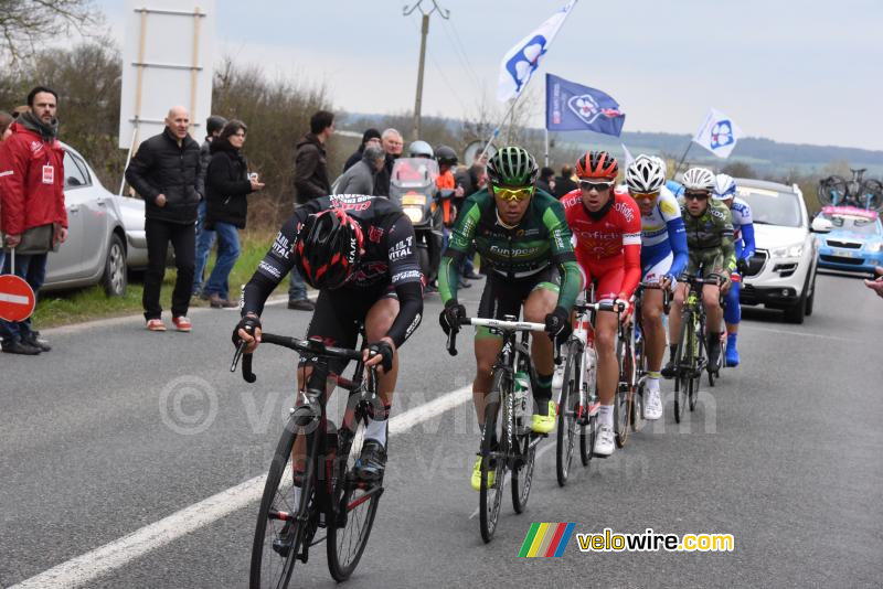 A group of 6 riders got away in the second climb of the Côte de la Croix Baron