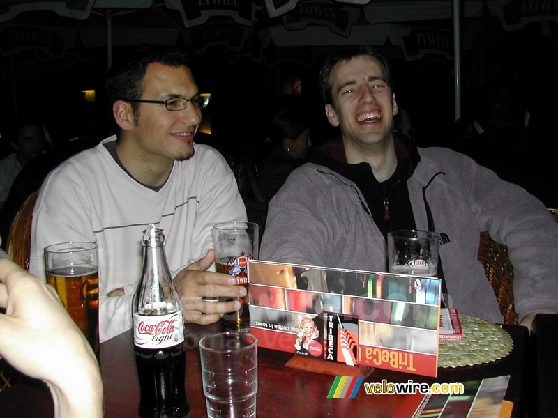 Cédric & Krzysztof op een terras in Krakow