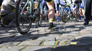 The riders get ready for kilometers of cobble stones! (424x)