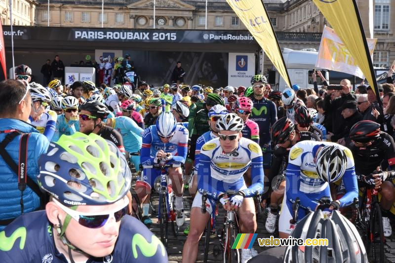 Het peloton maakt zich op voor de start