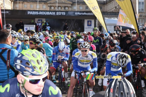 The peloton gets ready for the start (383x)