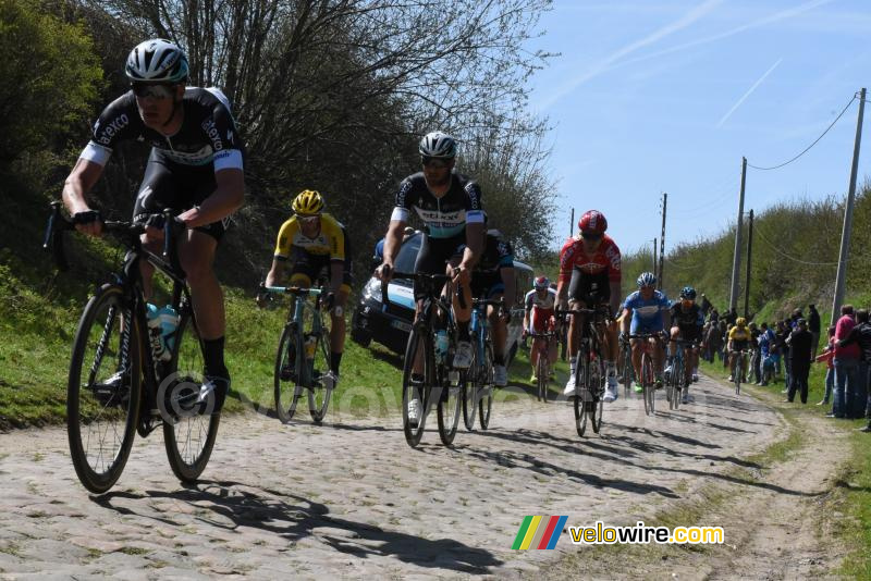 Het peloton onder aanvoering van Etixx-QuickStep