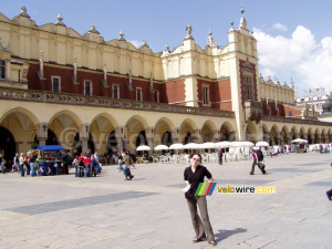 Virginie in front of the market (cloth hall) in Krakow (220x)