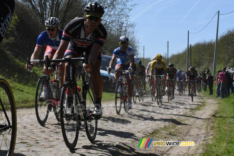 Bert de Backer (Giant-Alpecin) in de strook van Saint-Python