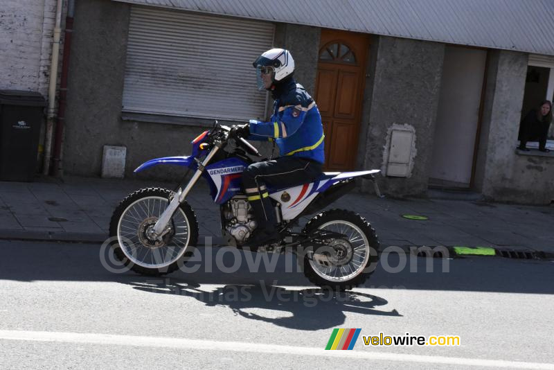 De crossmotor van de Gendarmerie voor Parijs-Roubaix