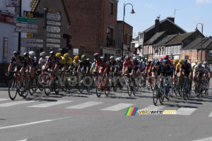 Le peloton traverse Wallers (430x)