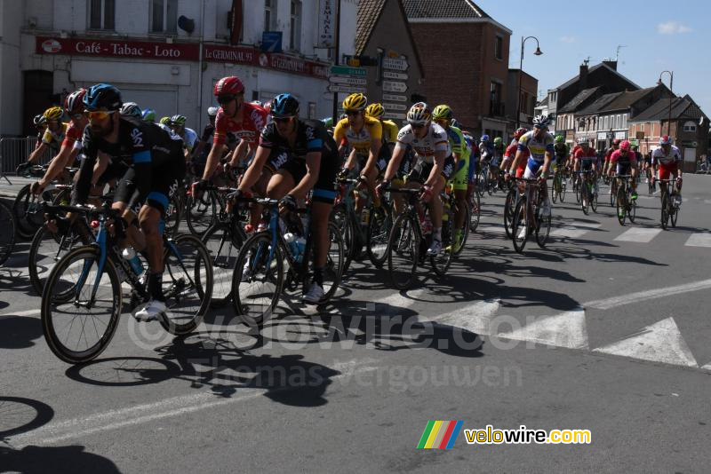 Het peloton in Wallers (2)