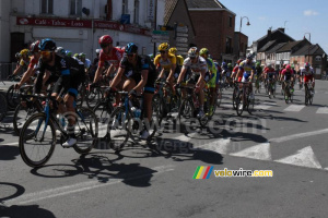 Le peloton traverse Wallers (2) (403x)
