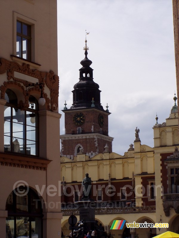 Le marché et la tour de la mairie à Cracovie
