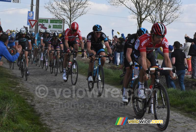 Het peloton in Mons-en-Pvle