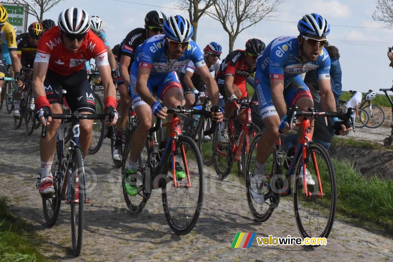 Le peloton à Mons-en-Pévèle (2)