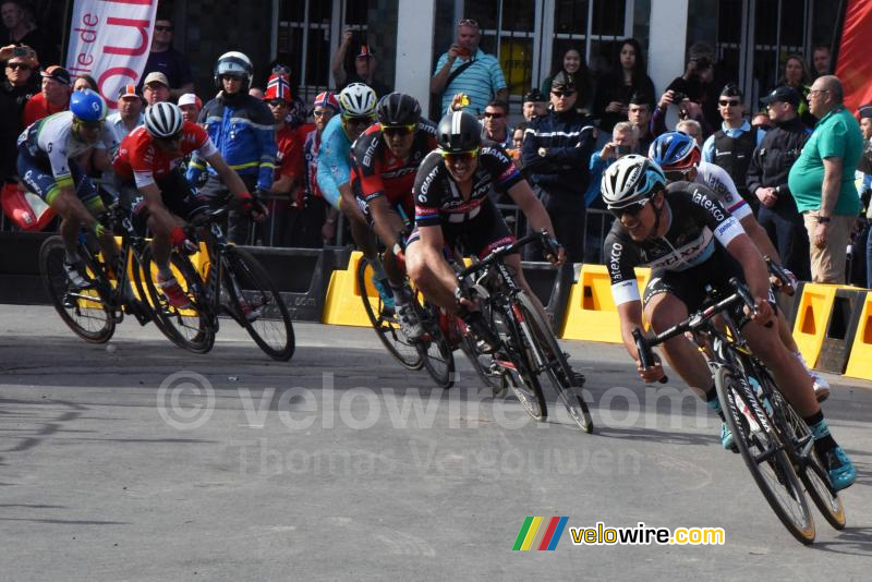 The breakaway enters the Vélodrome