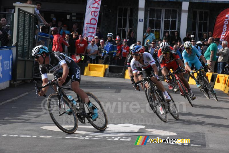 The breakaway enters the Vélodrome (2)