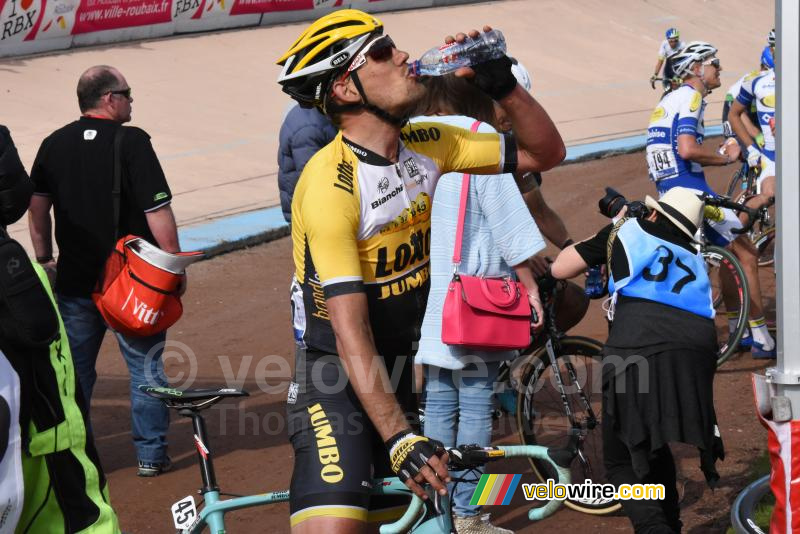 Maarten Tjallingii (LottoNL-Jumbo) kan eindelijk weer drinken