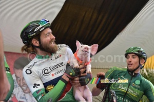 The piglet didn't want to be kissed by Dan Craven though (533x)