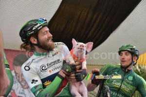 Le cochon ne voulait pas de bisou de Dan Craven par contre (627x)
