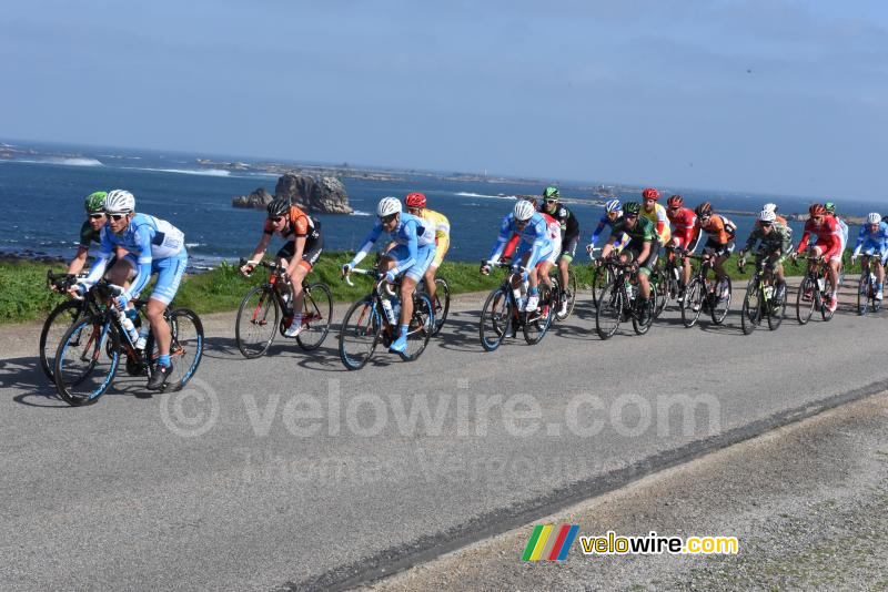 Het peloton aan de kust