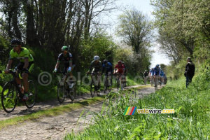 Le groupe de tête dans le ribin à Milizac (457x)