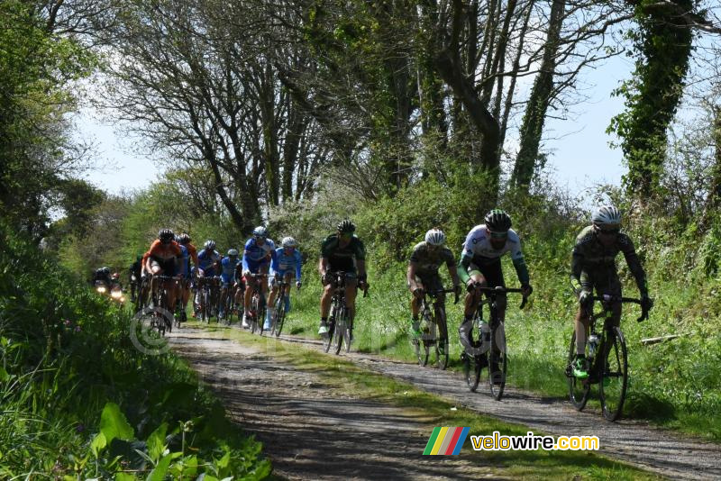 De achtervolgingsgroep in volle snelheid op de Le ribin in Milizac