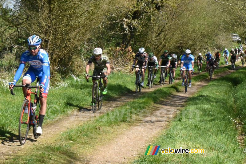 The chasing group on the ribin in Ploudaniel