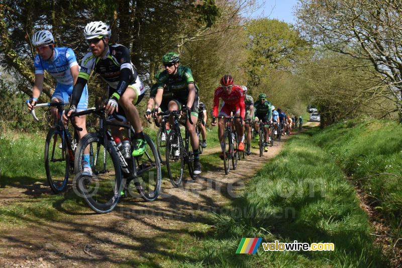 Het peloton op de ribin in Ploudaniel (2)