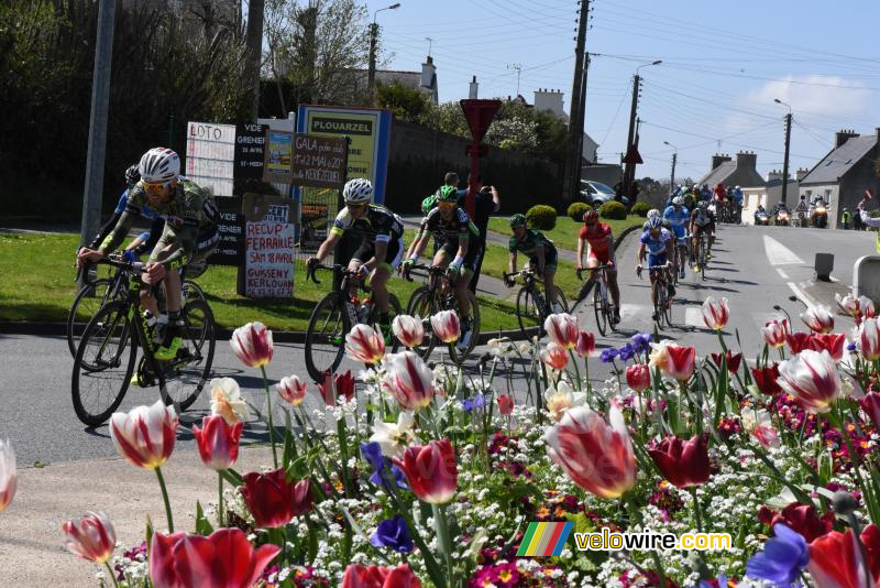 The chasing riders at the Ty-Ruz roundabout