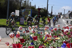 The chasing riders at the Ty-Ruz roundabout (390x)