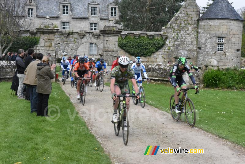 Le peloton au château de Kerouartz