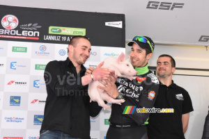 Benoît Jarrier (Bretagne-Séché) discovers the famous piglet (959x)