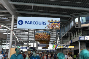 Even in the train station the way to the race route is indicated (563x)