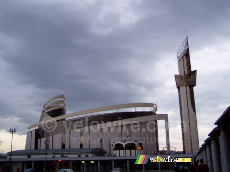 Een supermoderne kerk in Krakow