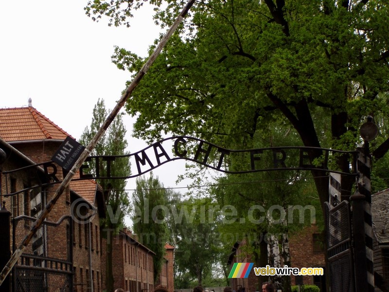 [Auschwitz] Ingangspoort met de tekst 