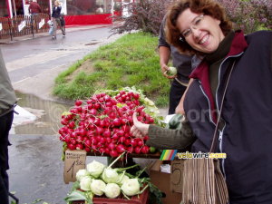 [Warsaw] Isabelle recommends us the radishes with the size of tomatoes!! (224x)