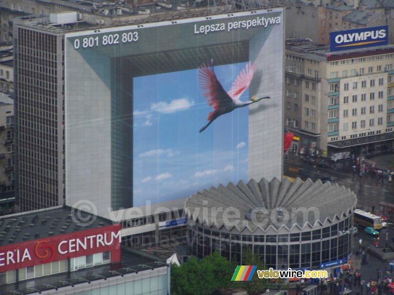 [Warschau] Een reclame met daarin de Grande Arche (La Dfense, Parijs)