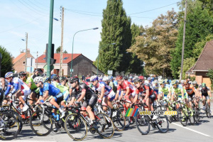 Le peloton repasse à Isbergues (321x)