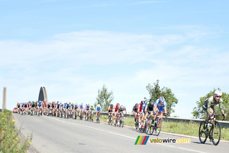 The peloton back together close to Robecq