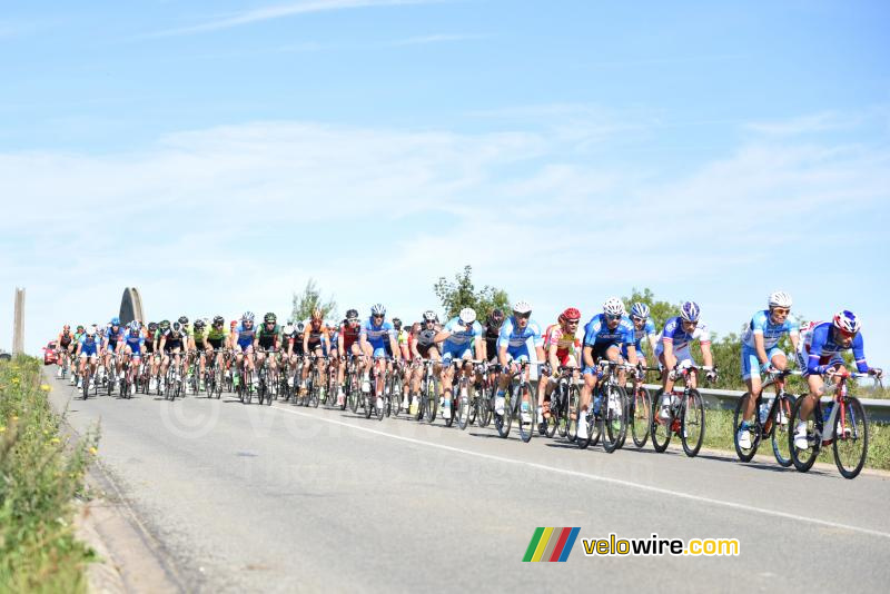 The peloton back together close to Robecq (2)