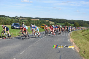 Le peloton à Sains-lès-Pernes (329x)