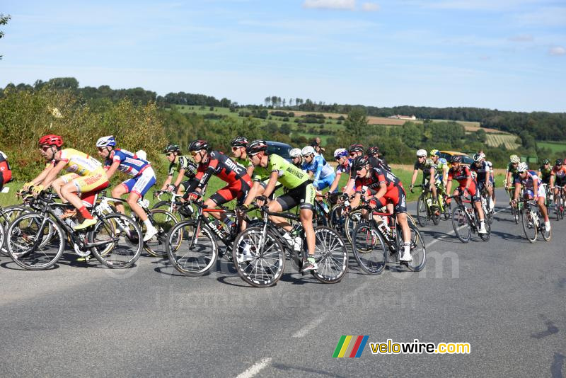 The peloton in Sains-lès-Pernes (2)