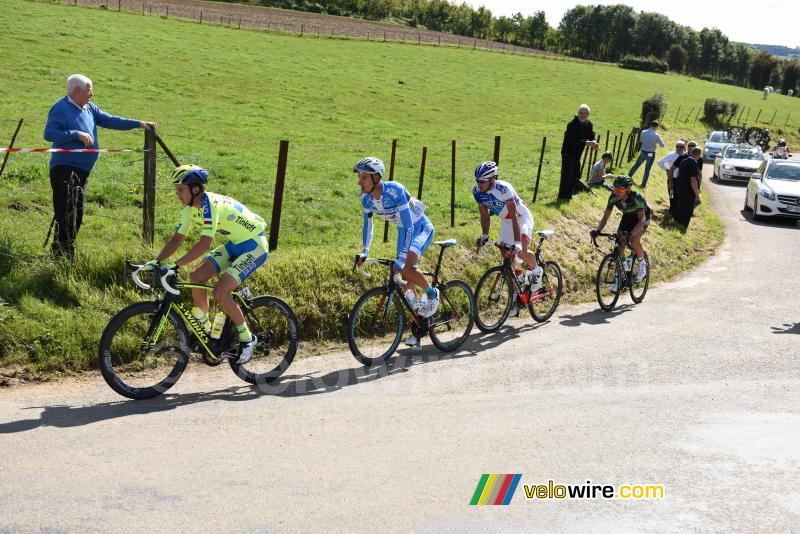 The breakaway in the climb in Teneur (2)