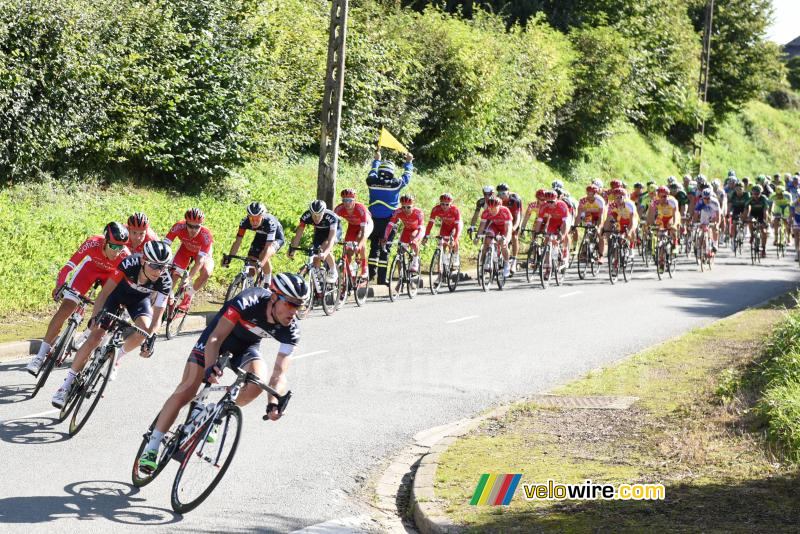 Het peloton onder leiding van IAM en Cofidis in Lisbourg