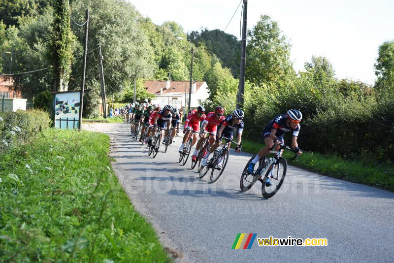 Het peloton in Bomy