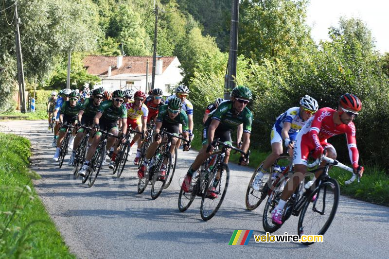 Het peloton in Bomy (2)