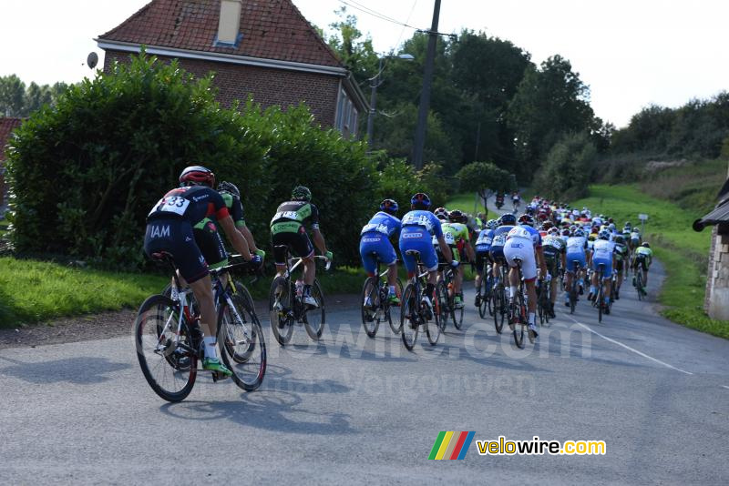 Het peloton gaat ervandoor in Bomy