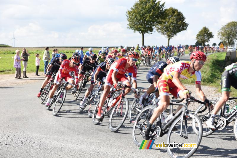 Het peloton vlakbij Coyecques (5)