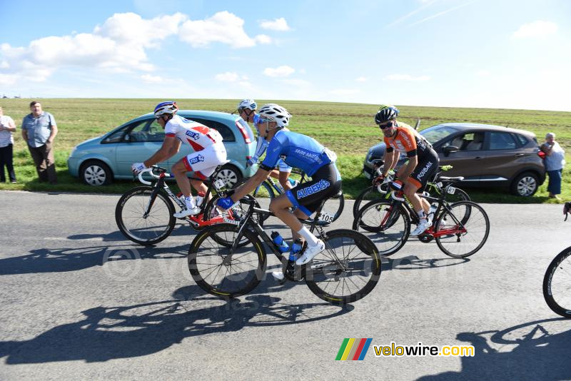 The breakaway in the climb at Estrée-Blanche (3)