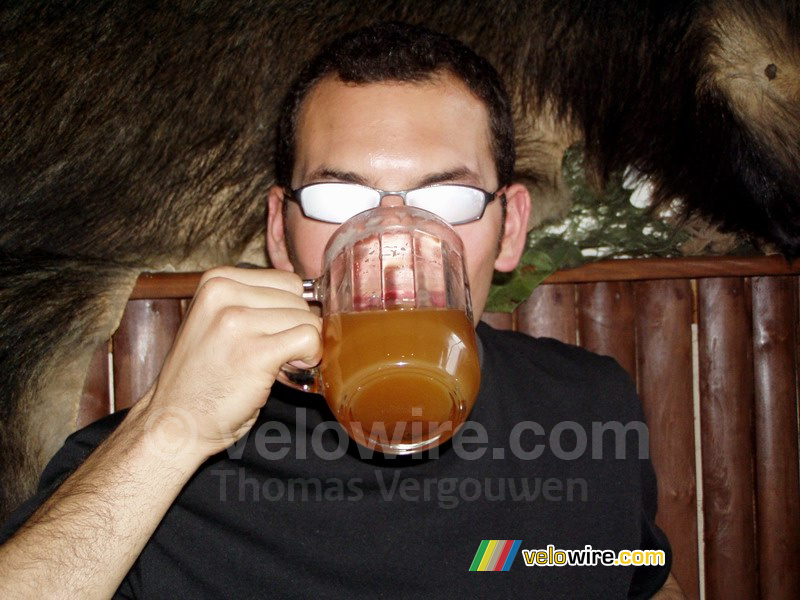 Cdric aan een glas warm bier